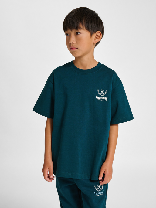 hmlJR LOOSE GRAPHIC T-SHIRT S/S BTS, REFLECTING POND, model