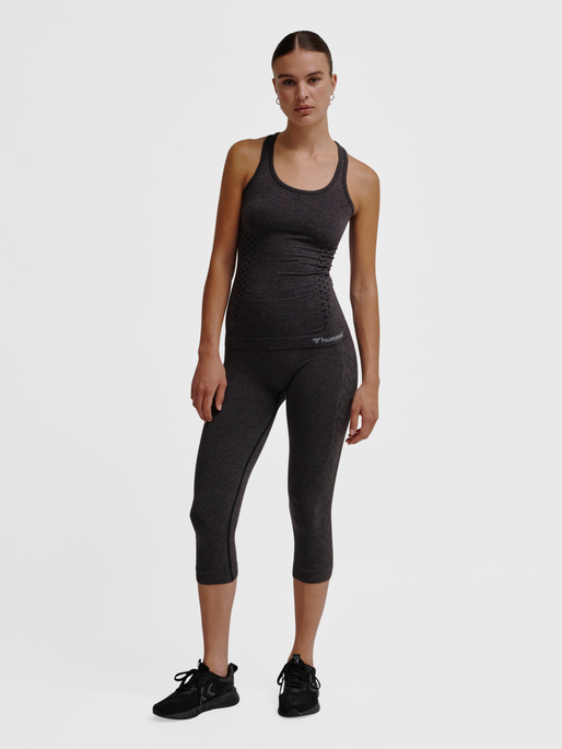 hmlCI SEAMLESS 3/4 TIGHTS, BLACK MELANGE, model