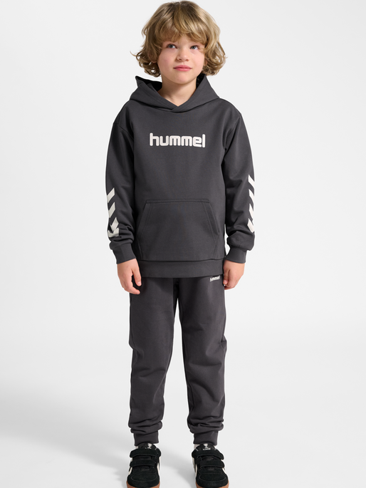 hmlJR LOGO HOODIE, EBONY, model