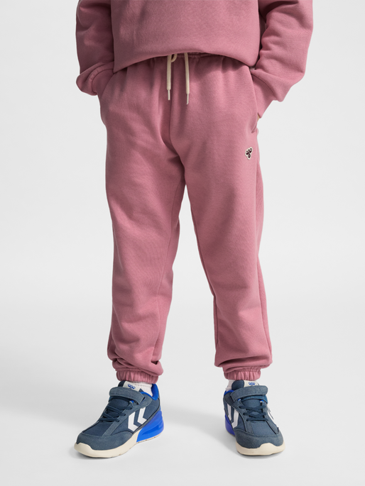 hmlJR LOOSE SWEATPANTS BEE, POLIGNAC, model