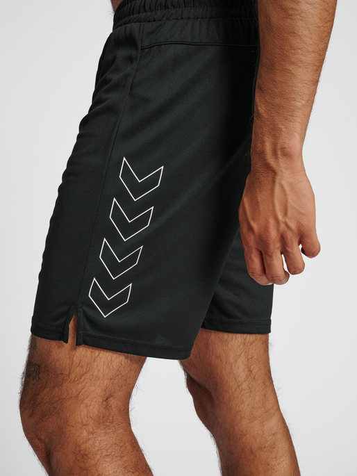 hmlTE TIHALT SHORTS, BLACK, model