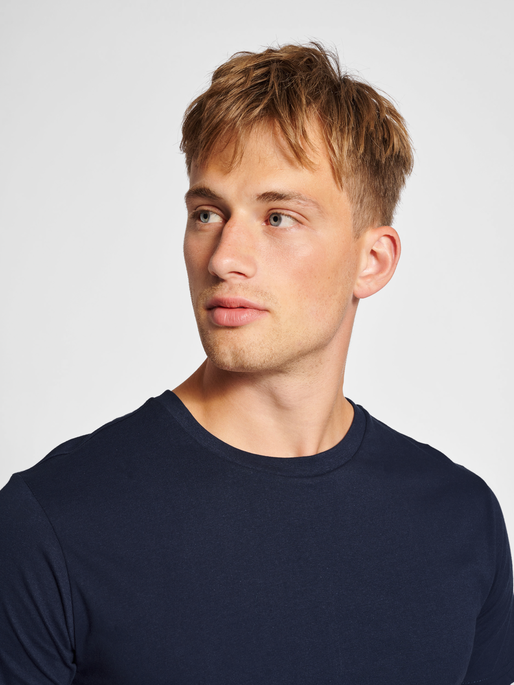 hmlRED BASIC T-SHIRT S/S, MARINE, model