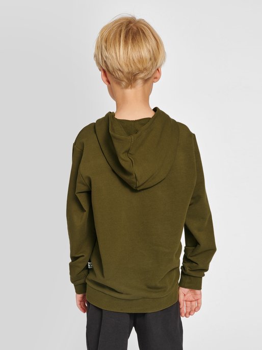hmlCUATRO HOODIE, DARK OLIVE, model