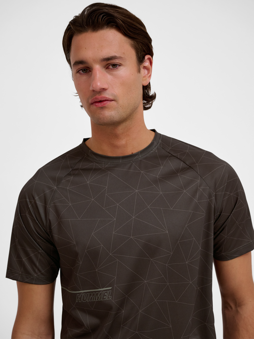 hmlCOURT AOP LIGHT WEIGHT T-SHIRT, TURKISH COFFEE, model