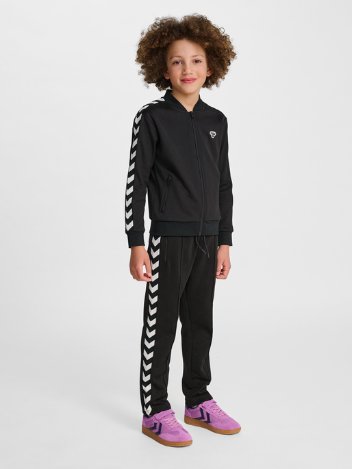 hmlJR ARCHIVE REG POLY ZIP JACKET, BLACK, model