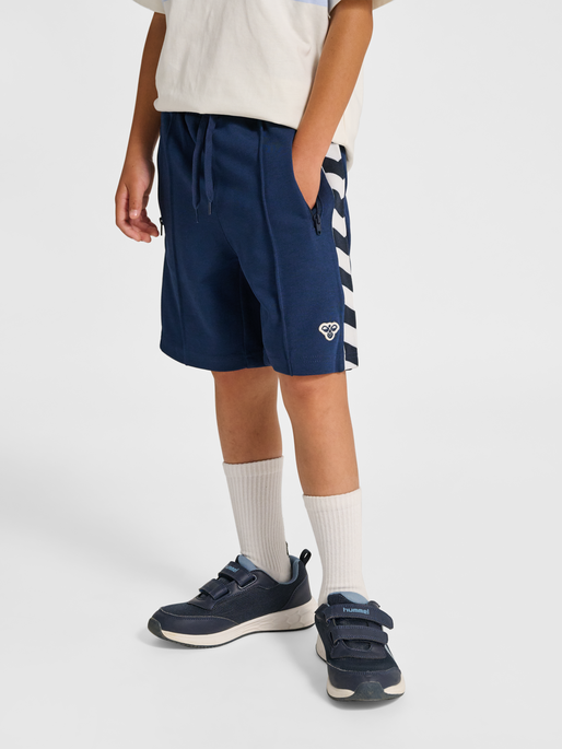 hmlJR ARCHIVE REGULAR POLY SHORTS, DRESS BLUES, model