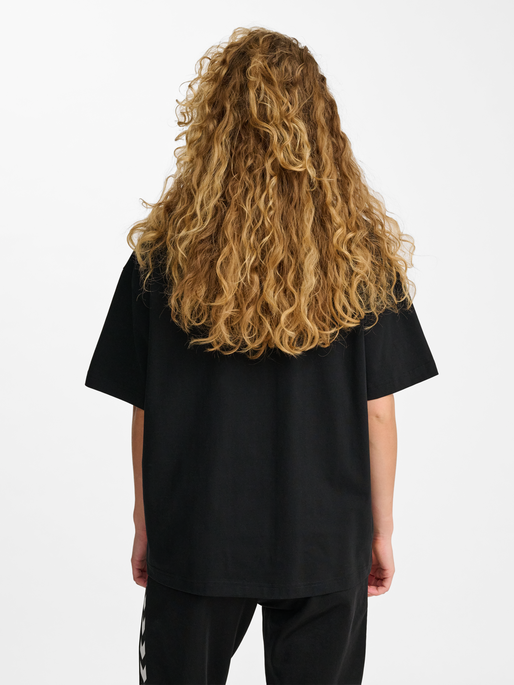 hmlLOOSE T-SHIRT S/S WHISTLE, BLACK, model