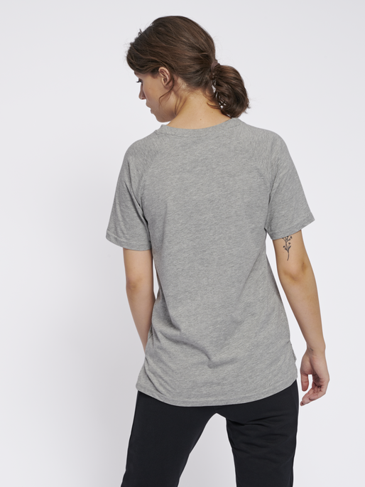 hmlZENIA T-SHIRT S/S, GREY MELANGE, model