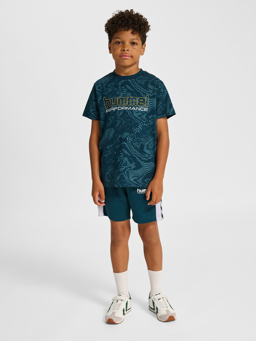 hmlJR AOP LOGO T-SHIRT, REFLECTING POND, model