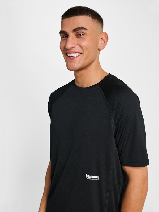 hmlPULSE WORKOUT T-SHIRT S/S, BLACK, model