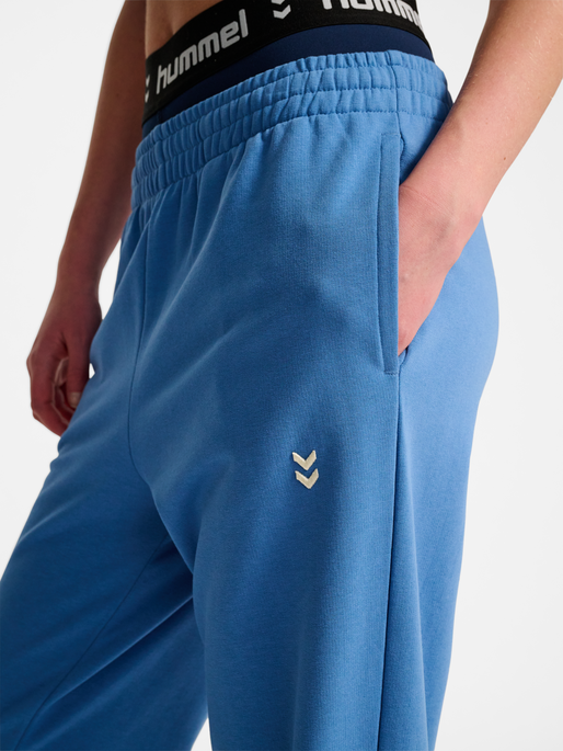 hmlPULSE W SWEAT PANTS, RIVERSIDE, model