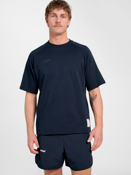 hmlWORLD 26 T-SHIRT S/S, DARK SAPPHIRE, model