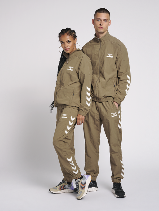 hmlNIKKI ZIP JACKET, 8058, model