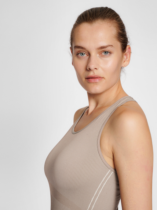 hmlTE CHRISTEL SEAMLESS TOP, 2120, model