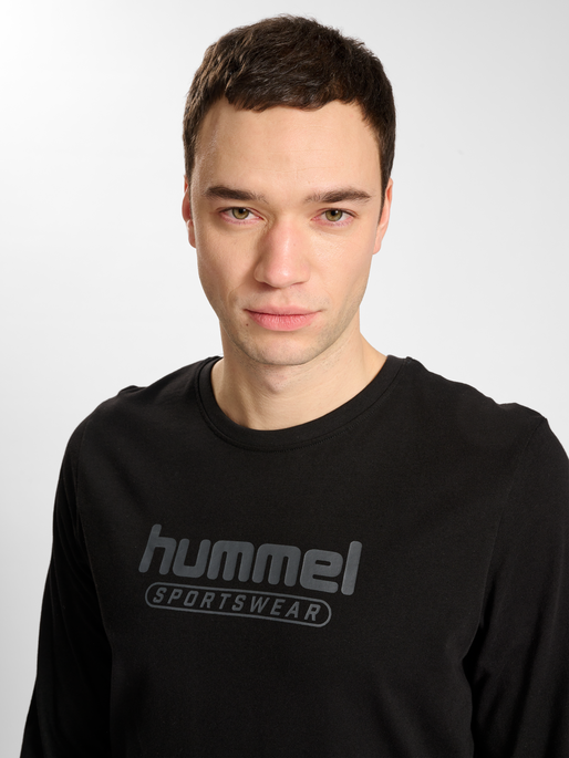 hmlBOOSTER T-SHIRT LS, BLACK, model