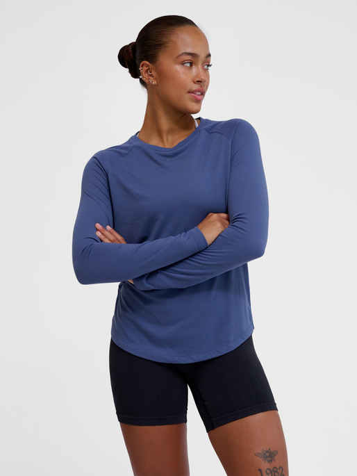 hmlMT VANJA T-SHIRT L/S, BLUE INDIGO, model