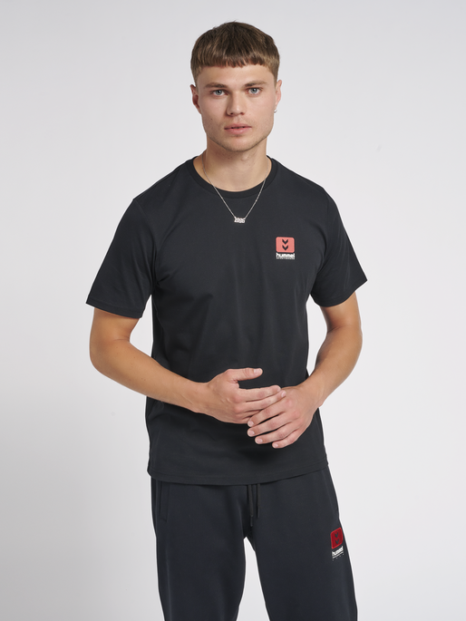 hmlLGC GRAHAM T-SHIRT, BLACK, model