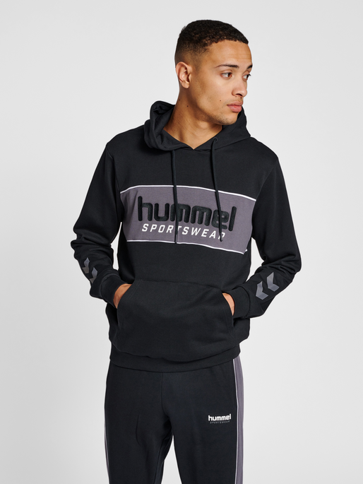 hmlLGC JULIAN HOODIE, BLACK, model
