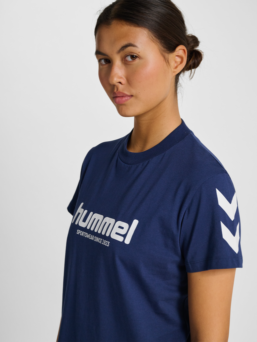 hmlLEGACY 2.0 W T-SHIRT S/S, DRESS BLUES, model