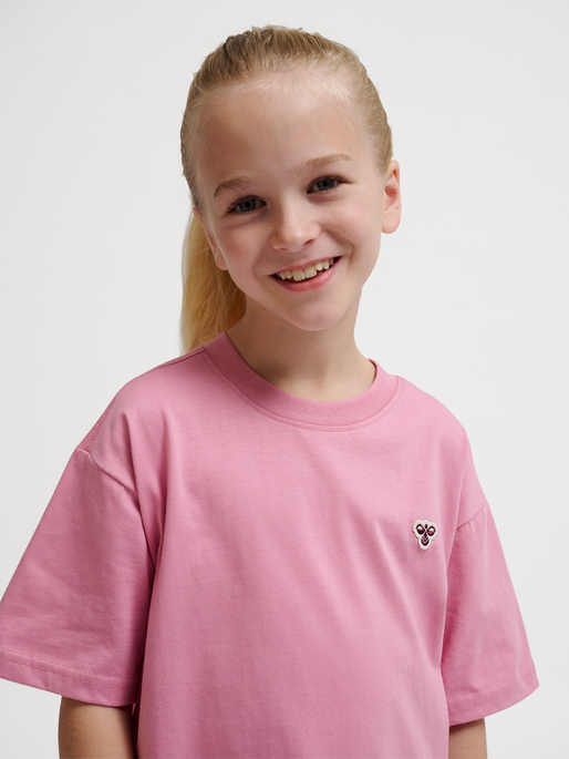 hmlJR LOOSE T-SHIRT S/S BEE, POLIGNAC, model