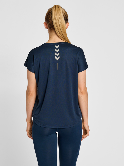 hmlTE TOLA LOOSE T-SHIRT, INSIGNIA BLUE, model