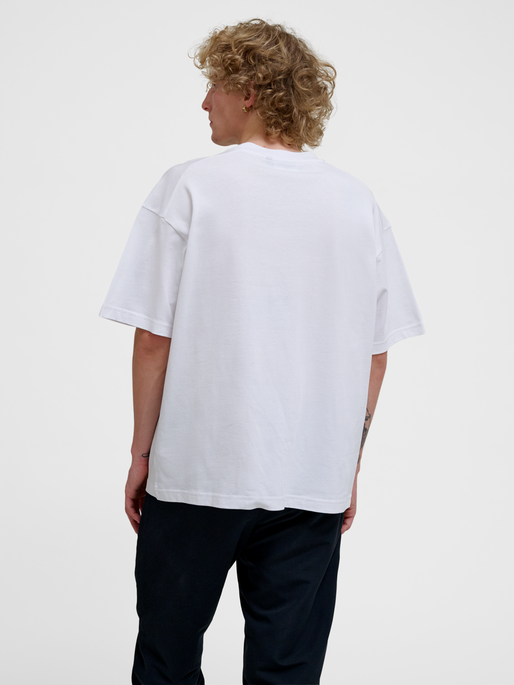 hmlLOOSE T-SHIRT S/S BEES STADIUM, WHITE/PAPRIKA, model