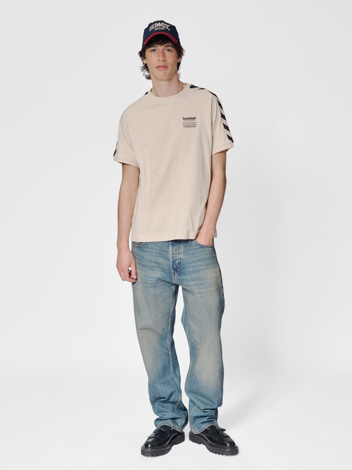 hmlARCHIVE T-SHIRT S/S PEANUTS, WHITECAP GRAY, model