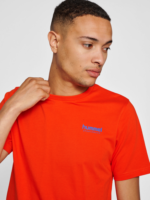 hmlLGC JOSE T-SHIRT, ORANGE.COM, model