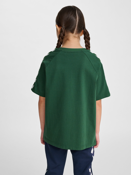 hmlJR ARCHIVE LOOSE T-SHIRT S/S, DARK GREEN, model