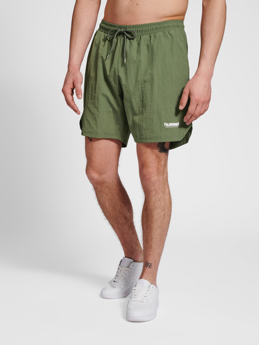 hmlLGC TRAVIS WOVEN SHORTS, FOUR LEAF CLOVER, model