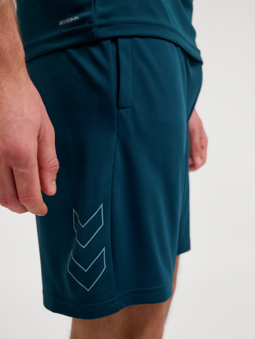 hmlTE FLEX MESH SHORTS, REFLECTING POND, model