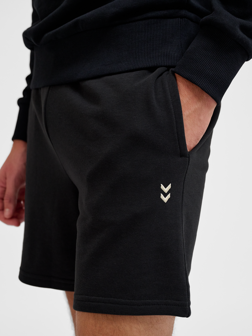 hmlPULSE SWEAT SHORTS, BLACK, model