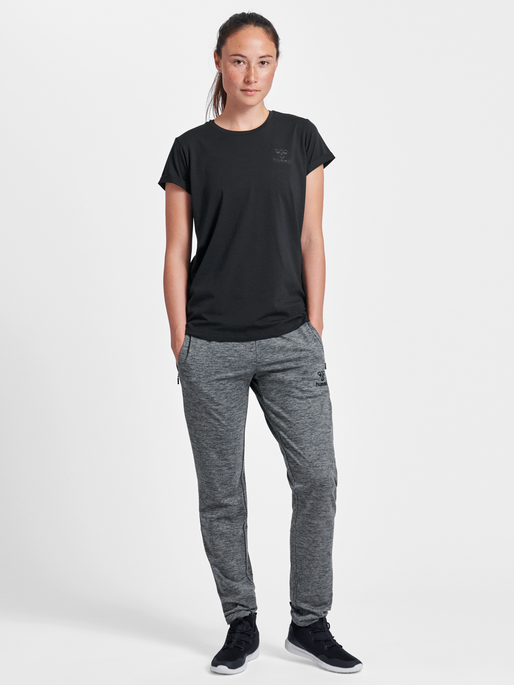 HMLISOBELLA T-SHIRT S/S, BLACK, model