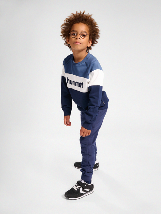 hmlCLAES SWEATSHIRT, 7050, model