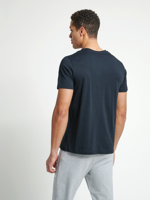 hmlPETER T-SHIRT S/S, BLACK, model