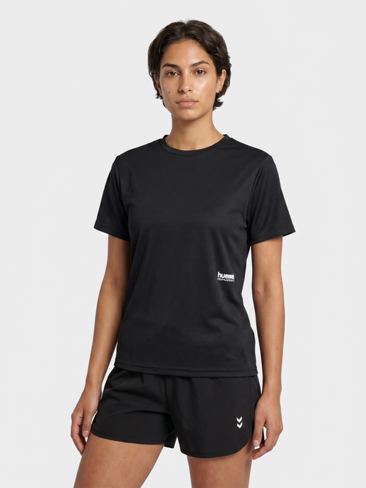 hmlPULSE WORKOUT W T-SHIRT S/S, BLACK, model