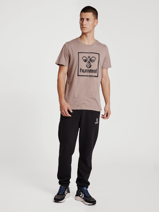 hmlISAM 2.0 T-SHIRT, DRIFTWOOD, model