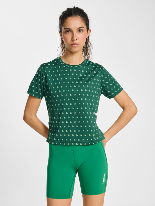 hmlPULSE AOP WORKOUT W T-SHIRT S/S, VERDANT GREEN, model
