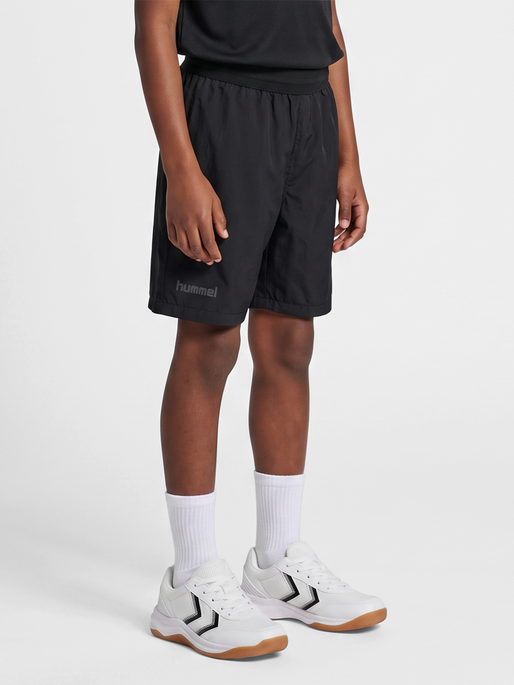 hmlBLAZE26 PRO TRAINING SHORTS KIDS, BLACK, model