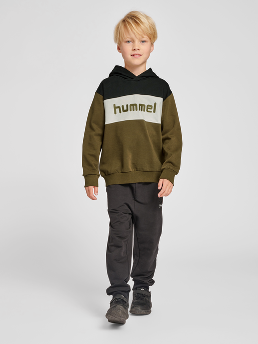 hmlMORTEN HOODIE, DARK OLIVE, model