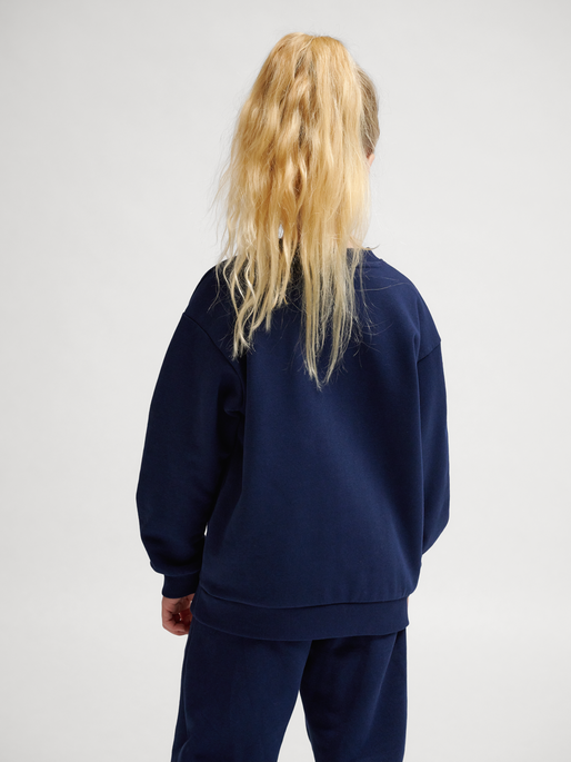 hmlJR LOOSE CREWNECK BEE, DRESS BLUES, model