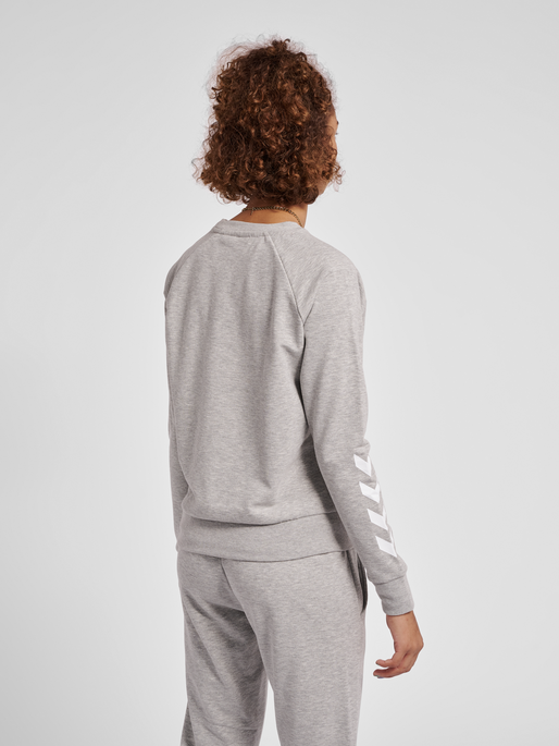 hmlNONI 2.0 SWEATSHIRT, GREY MELANGE, model