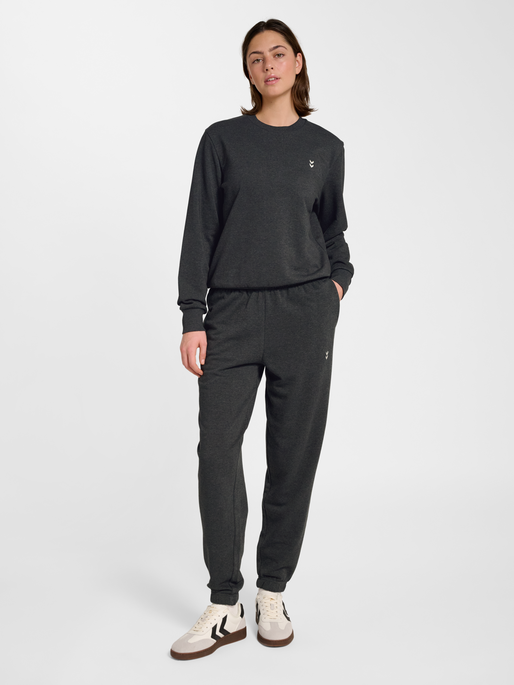 hmlPULSE W SWEAT CREWNECK, DARK GREY MELANGE, model