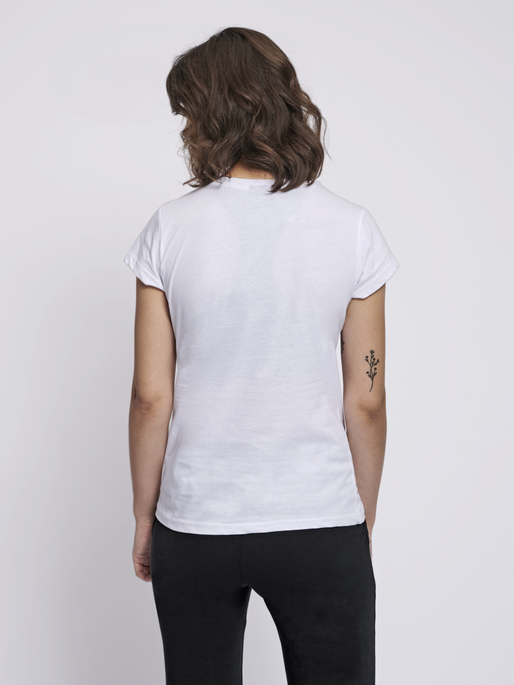 hmlSENGA T-SHIRT S/S, WHITE, model