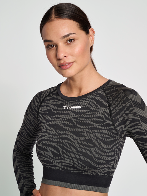 hmlMT SAGA SEAMLESS CROP T-SHIRT LS, BLACK/ASPHALT MELANGE, model