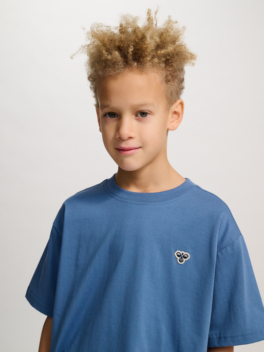 hmlJR LOOSE T-SHIRT S/S BEE, DUTCH BLUE, model