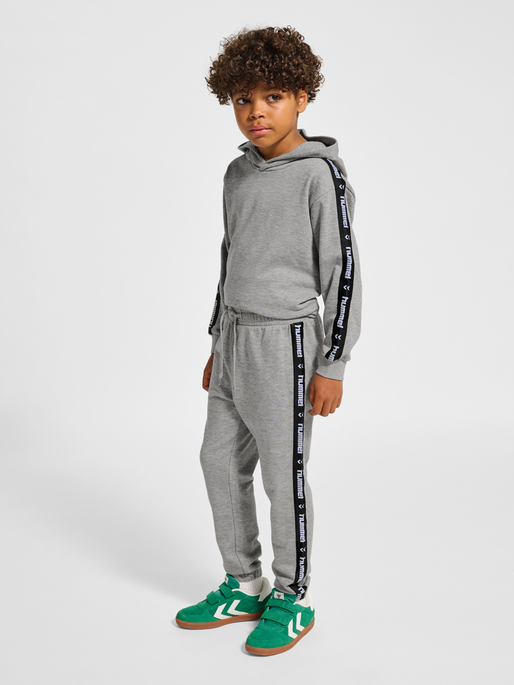 hmlJR DANCE SWEATPANTS, GREY MELANGE, model