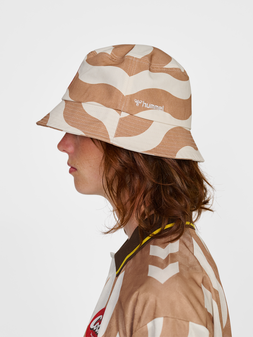 hmlCOCIO BUCKET HAT, TANNIN, model