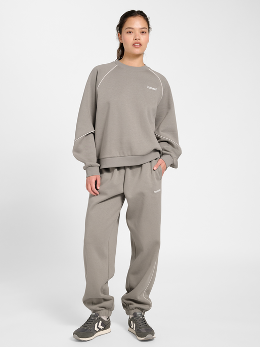 hmlKEEPER W PIPING SWEATPANT, ROCK RIDGE, model