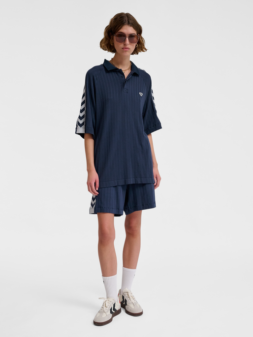 hmlARCHIVE LOOSE POLO SHIRT S/S, BLACK IRIS, model